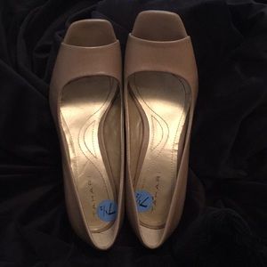 EUC Tahari heels